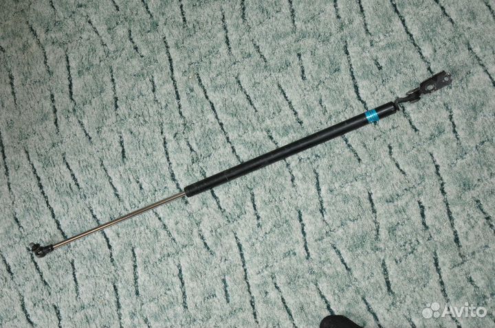 Амортизатор двери багажника (правый) Starlet EP85