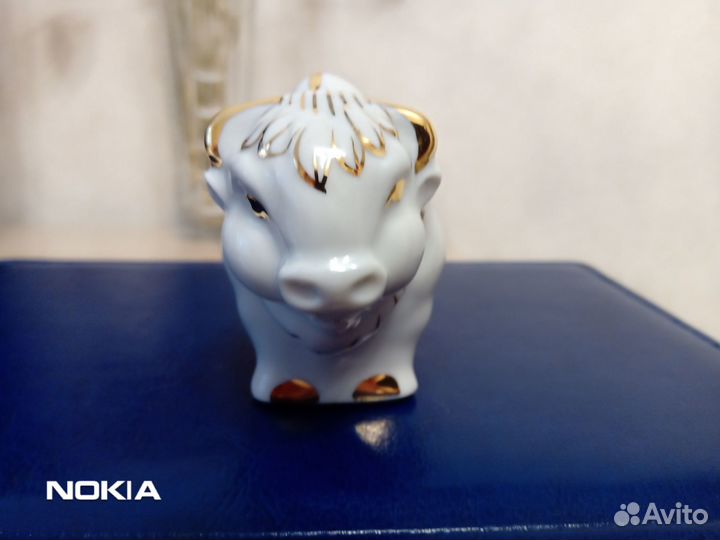 Сувенир из фарфора бык