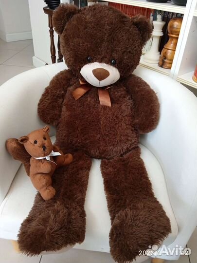 Плюшевый большой медведь и белка