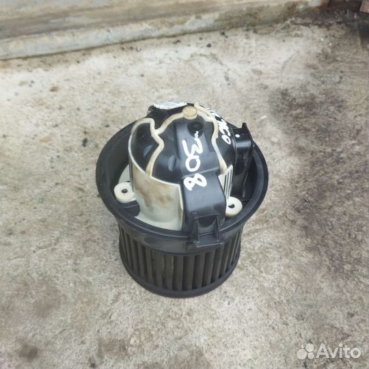 Моторчик отопителя Peugeot 308