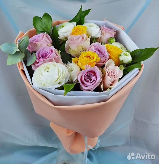 Сборный букет Ранункулюсы Розы Эвкалипт