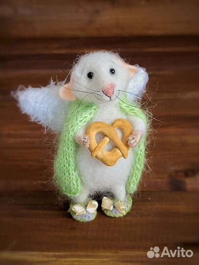 Игрушка ручной работы мышонок с крендельком