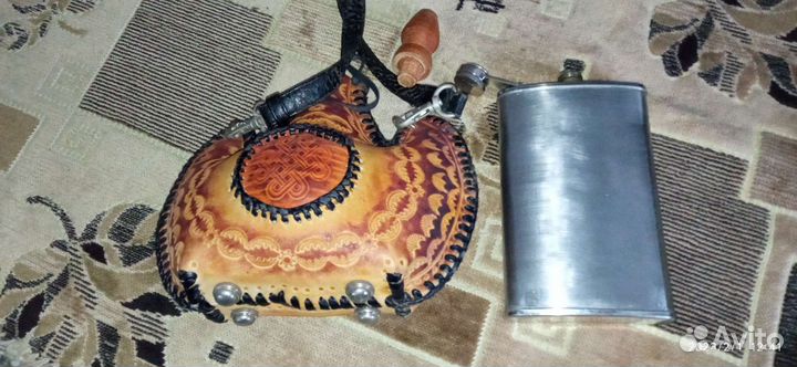 Фляжка в кожанном чехле с орнаментом