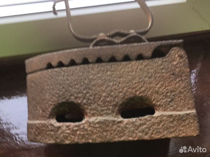 Старинный угольный утюг