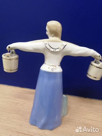 Фарфоровая статуэтка