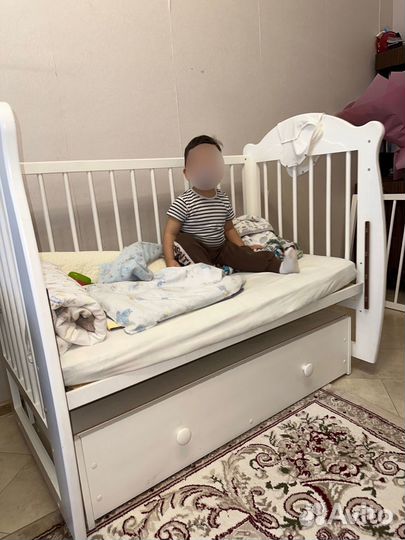 Детская кроватка с маятником и ящиком