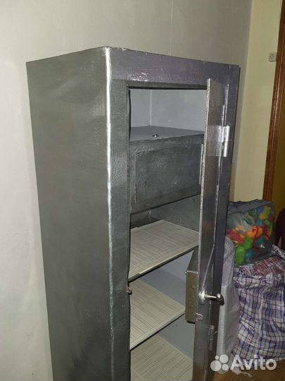 Сейф / Несгораемый шкаф