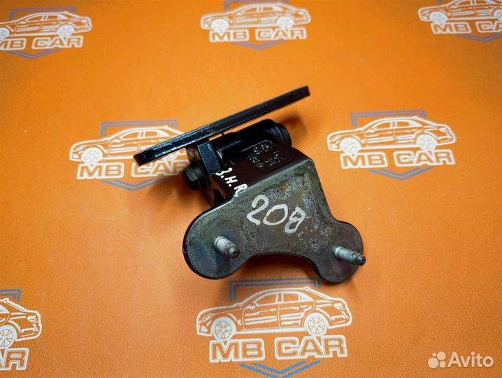 Петля двери w212 E-class 651.924 12.2011