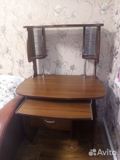 Компьютерный стол +кресло