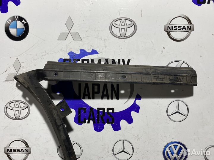 Направляющая заднего бампера R Passat B5 универсал