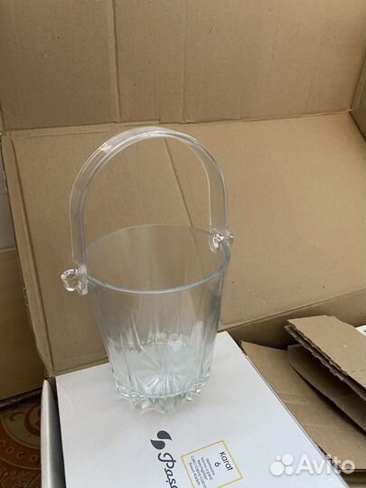 Бакалы, стаканы и ведро для льда