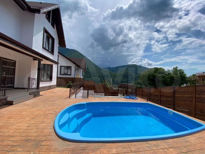 Коттедж 215 м² на участке 4 сот.