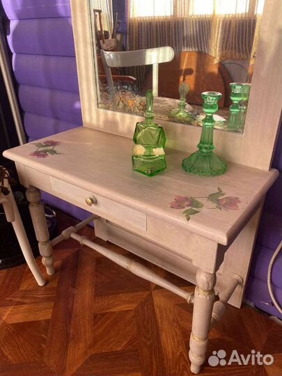 Старинное зеркало. Венский стул