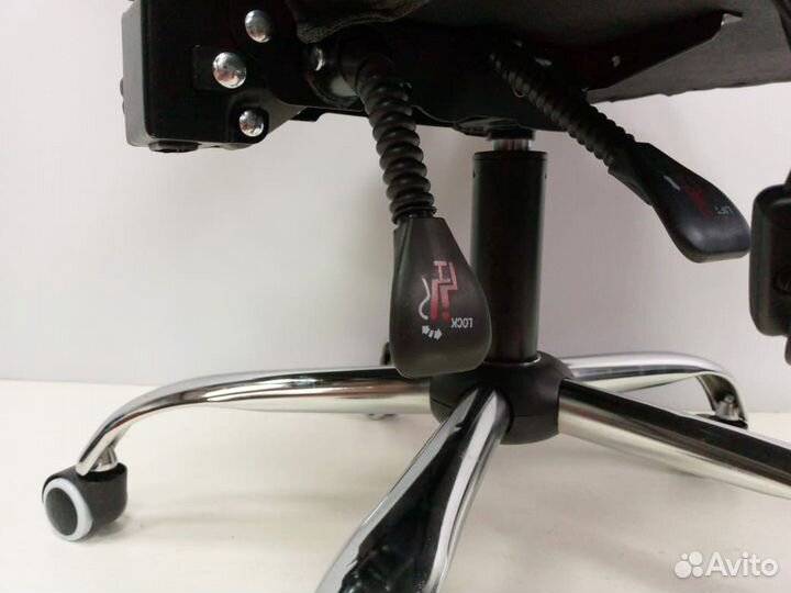 Офисное кресло руководителя светло-серый текстиль