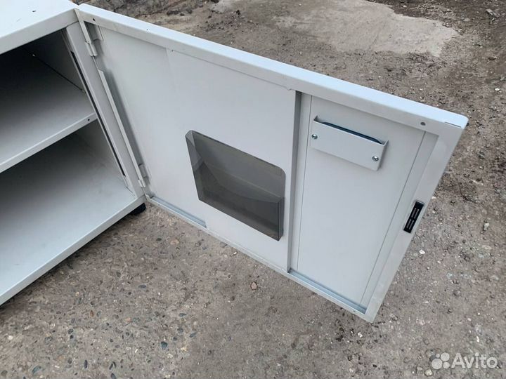 Тумбочка металлическая на ножках