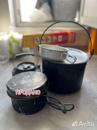 Походные принадлежности (каремат, котелок, стопки)