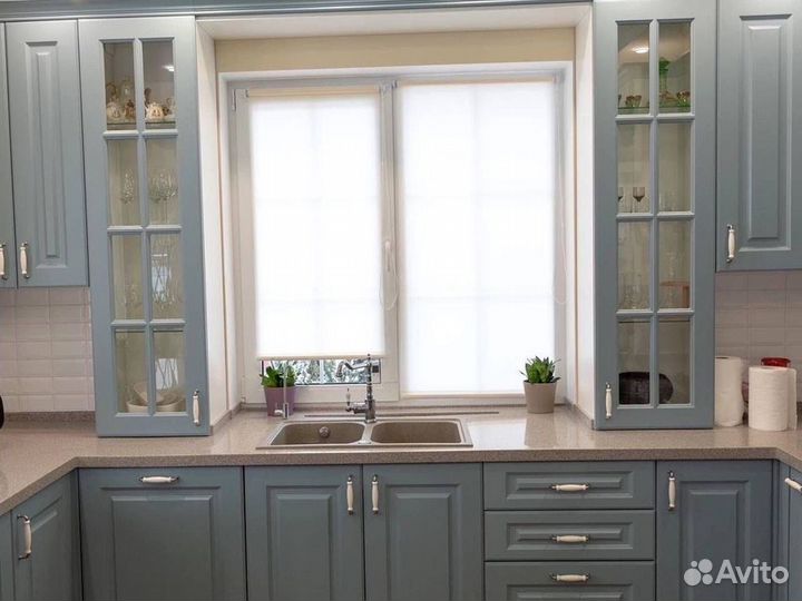 Кухня с каменным островом