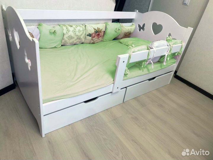 Кроватка для малыша из натурального дерева с борти