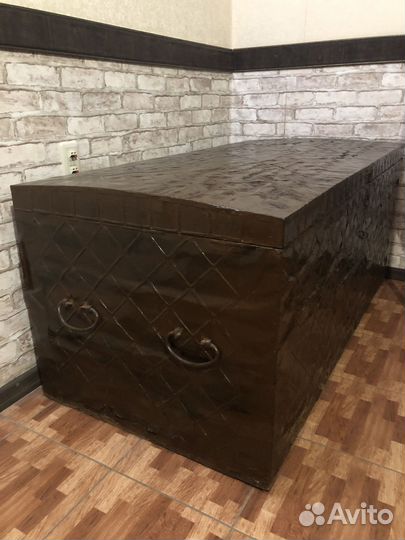 Сундук старинный