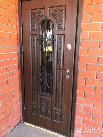 Дверь входная с ковкой и стеклом