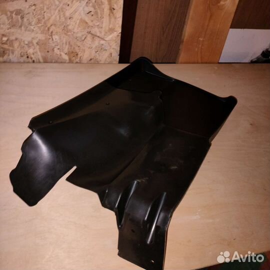 Брызговик левый задний Mercedes Benz Sprinter