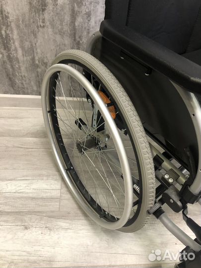 Кресло-коляска для инвалидов с ручным приводом