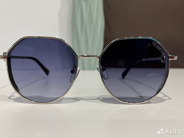 Солнцезащитные очки женские valentino