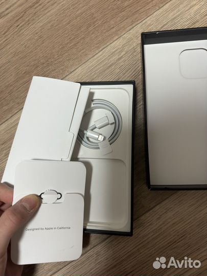 Коробка от iPhone 13 pro max с кабелем