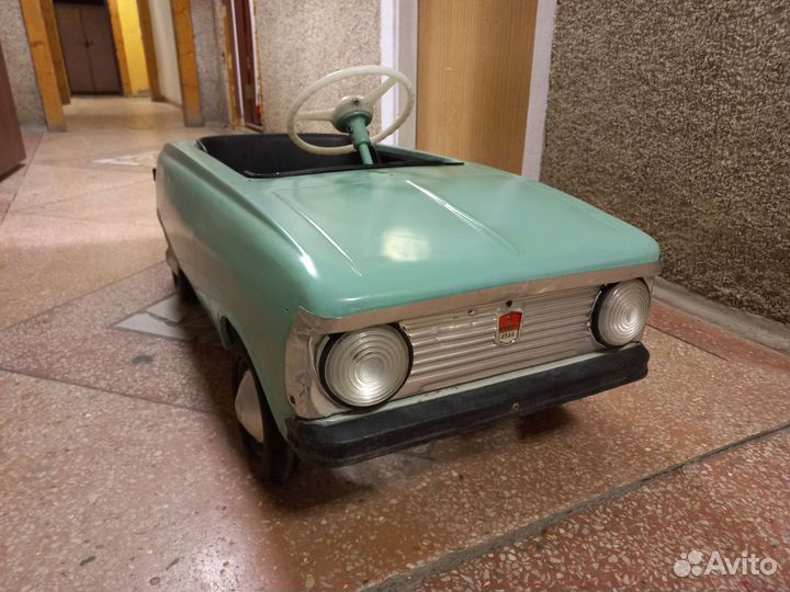 Детская педальная машина Москвич