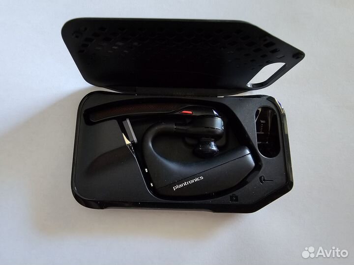 Беспроводная гарнитура Plantronics Voyager 5200 UC