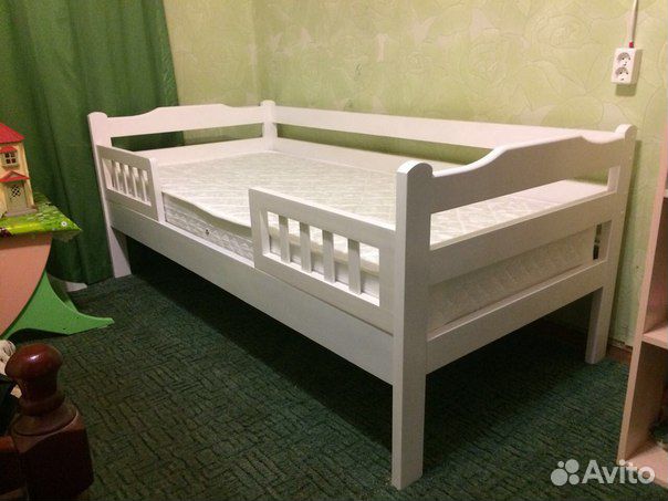 Кровать детская из массива