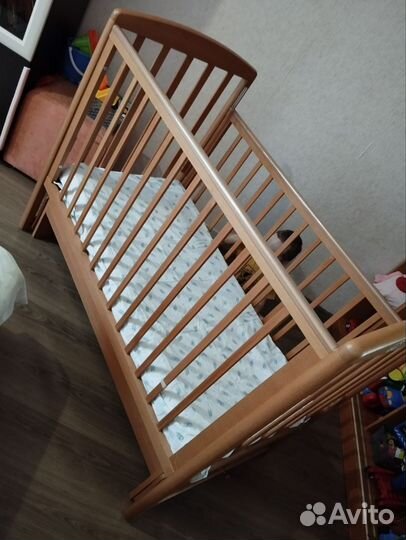 Детская кроватка с маятником и ящиком