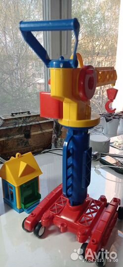 Подъемный кран игрушка