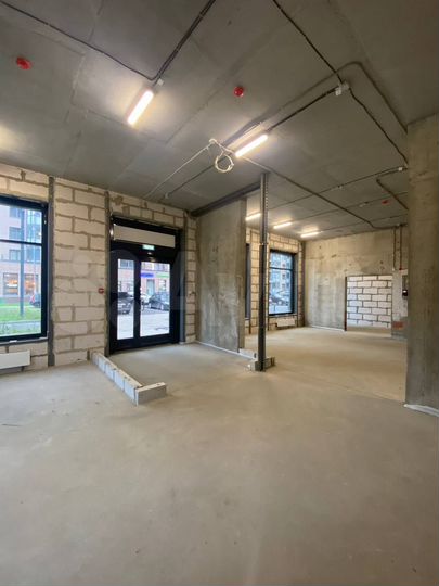 Угловое фасадное помещение 111м2 с витринами