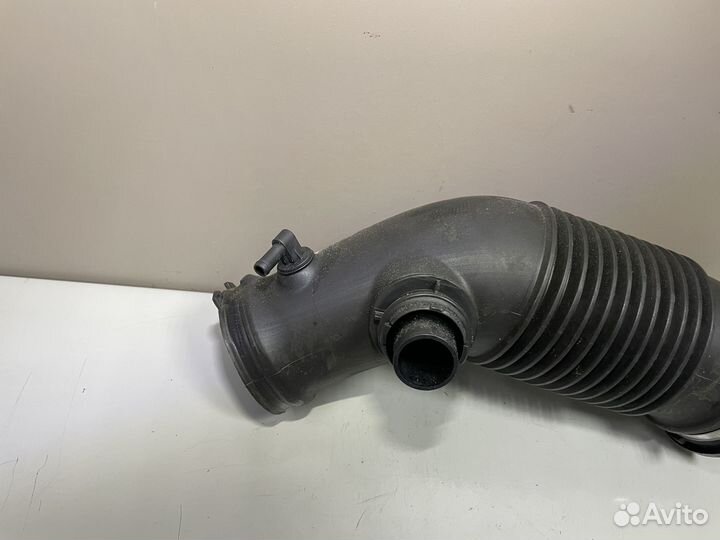 Патрубок воздушного фильтра Audi A6 C6 06E129629E