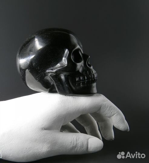 Большой череп из обсидиана