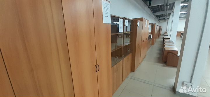 Много офисной мебели Б.У. на 600м2