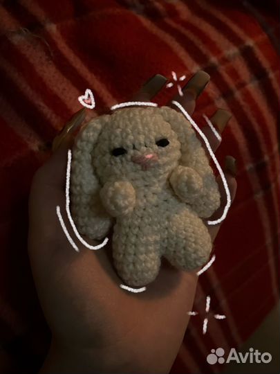 Вязаный брелок зайка