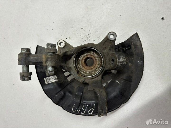 Цапфа со ступицей передняя левая Toyota Camry