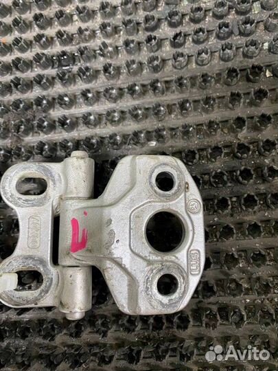 Петля двери передняя левая Mercedes-Benz E-Class