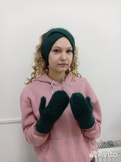 Вязаный комплект повязка и варежки