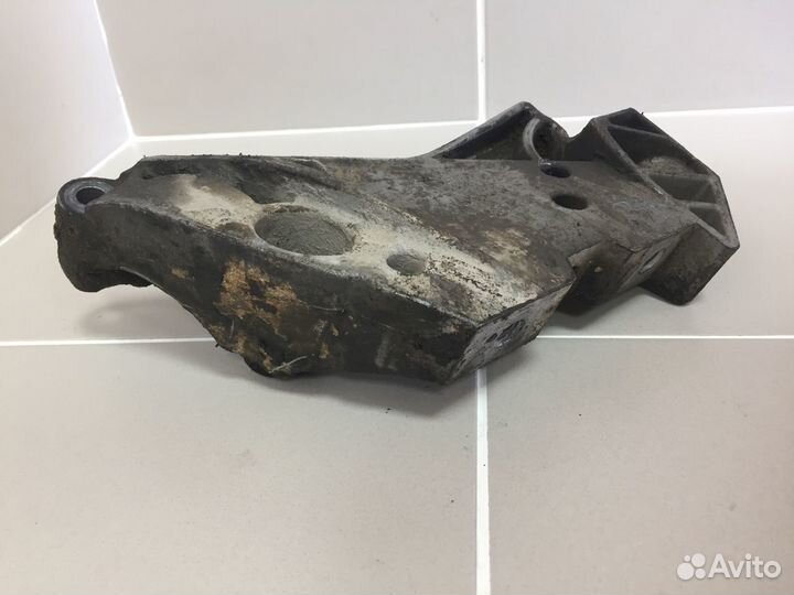 Кронштейн двигателя правый VAG 06J199207K