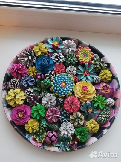 Панно из шишек