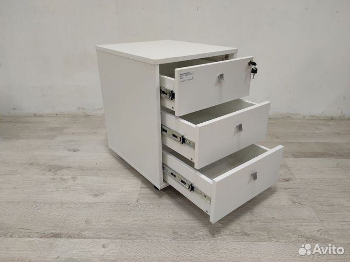 Тумба подкатная, 3 ящика с замком. Новая 09512