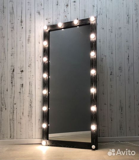 Гримерное зеркало с лампочками