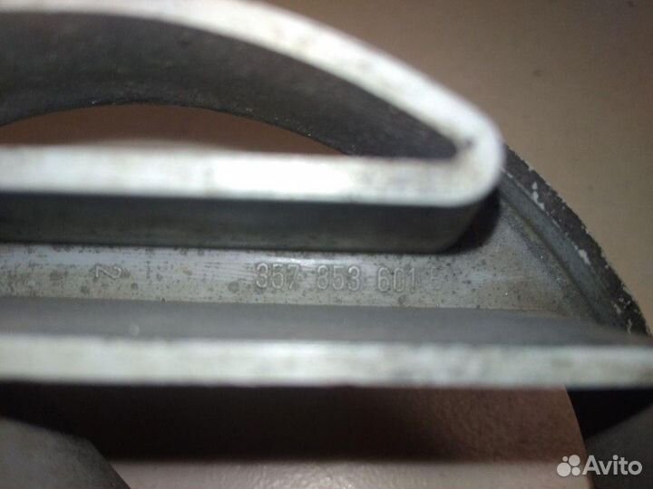 Эмблема на решетку радиатора Volkswagen Passat