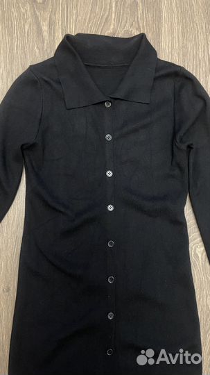 Черное трикотажное платье на пуговицах