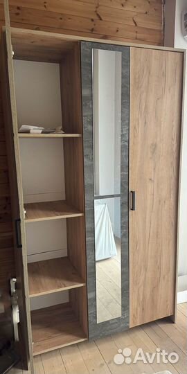 Шкаф трехстворчатый с зеркалом