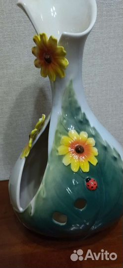Продам красивую фарфоровую вазу высотой под цветы