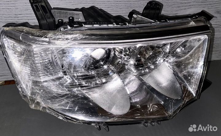 Фары на Mitsubishi Pajero Sport / Mitsubishi L200